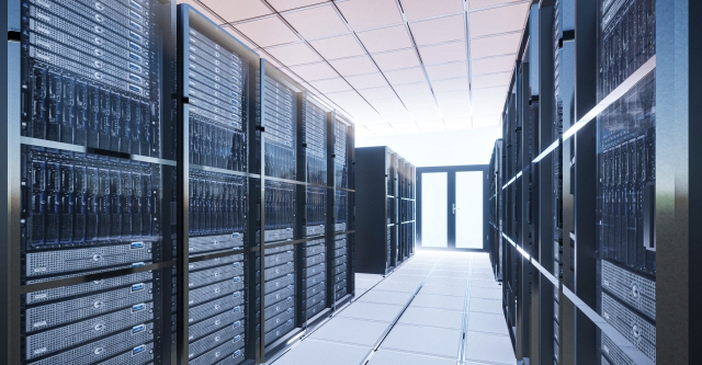 データセンターに並ぶサーバーの棚