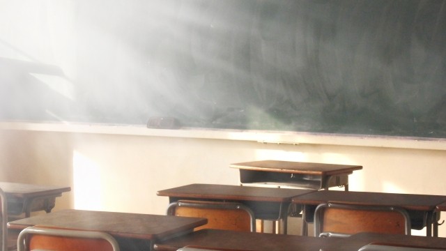 朝の光が差しこむ、誰もいない教室と黒板